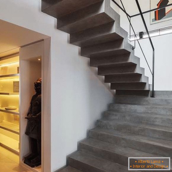 Elegantno betonsko stepenište u kući na drugom spratu