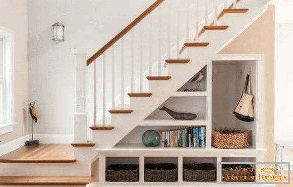 Dizajn stepeništa u privatnoj kući sa ormarićem ispod stepenica