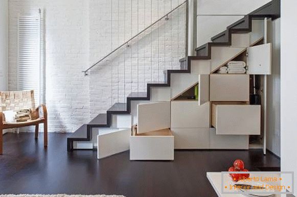 Dizajn kabineta pod stepenicama do drugog sprata u privatnoj kući - fotografija