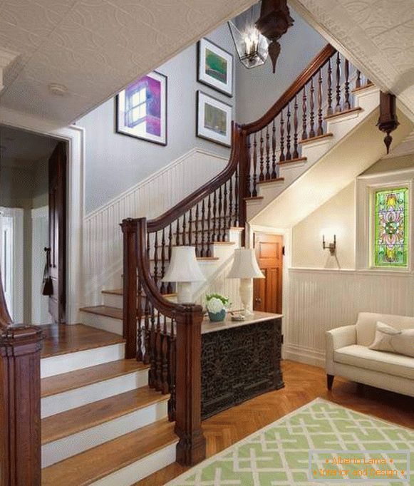 Završna stepenica u kući - fotografija sa drvenim rukohvatima
