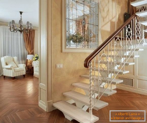 Metalne stepenice u privatnoj kući s kovanim šinama