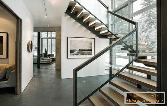 Metalne stepenice u kući na drugom spratu - fotografija