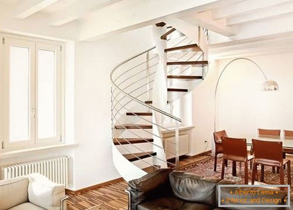 Spiralno stepenište u privatnoj kući od drveta i metala