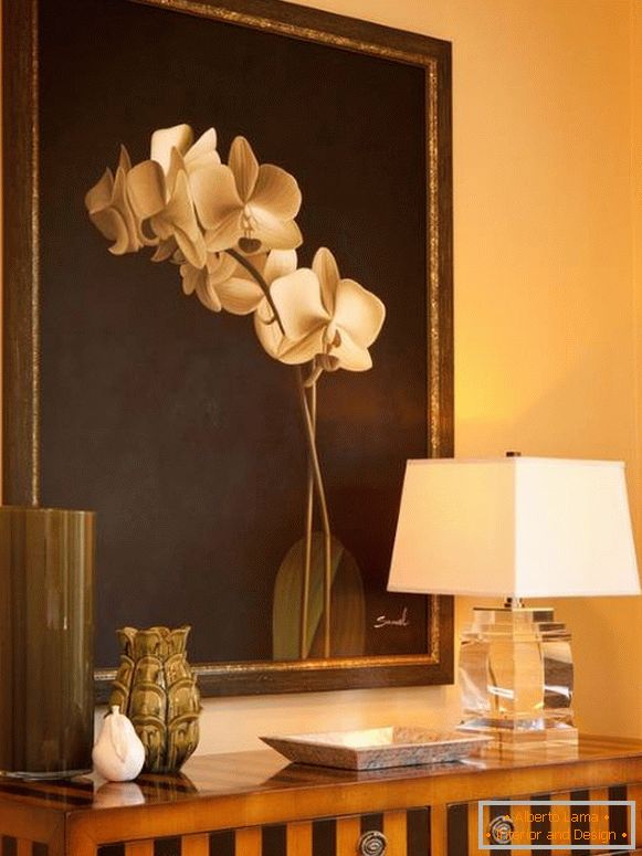 Dekor i lampa na stolu blizu zida