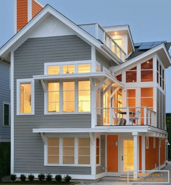 Moderna fasada privatne kuće u sivoj i narandžastoj boji