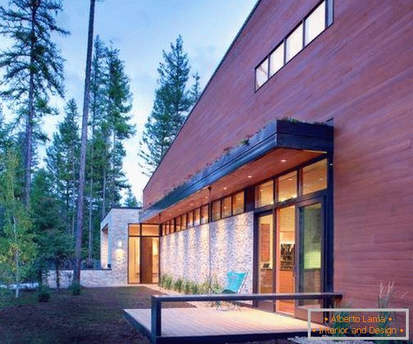 Izuzetno moderna veranda drvene kuće sa nadstrešnicom