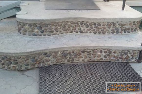 Neobična završna trema izrađena od betona sa malim šljunkom