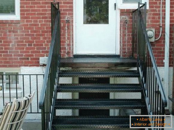Mala metalna veranda sa stepeništem u ciglu