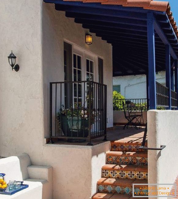 Mediteranski dizajn trijema privatne kuće - fotografija