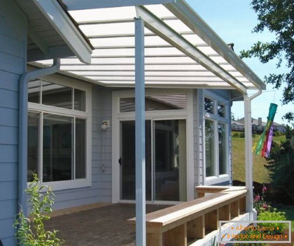 Mala veranda sa tendencijom od polikarbonata i klupom