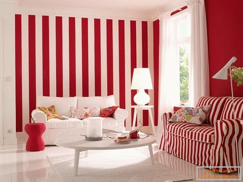 Striped wallpaper i sofa u dnevnoj sobi