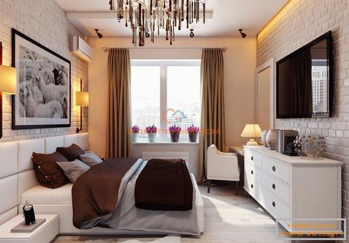 Mala spavaća soba u potkrovlju se pravi u svetlim bojama. Elegantan, luksuzan dizajn u neobičnom tumačenju.