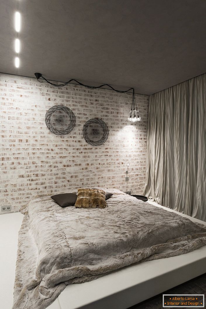 Spavaća soba u potkrovlju treba da sadrži u svom unutrašnjem delu najmanje nameštaja. Dobar izbor za koncept ovog stila je veliki meki krevet na niskom podijumu.