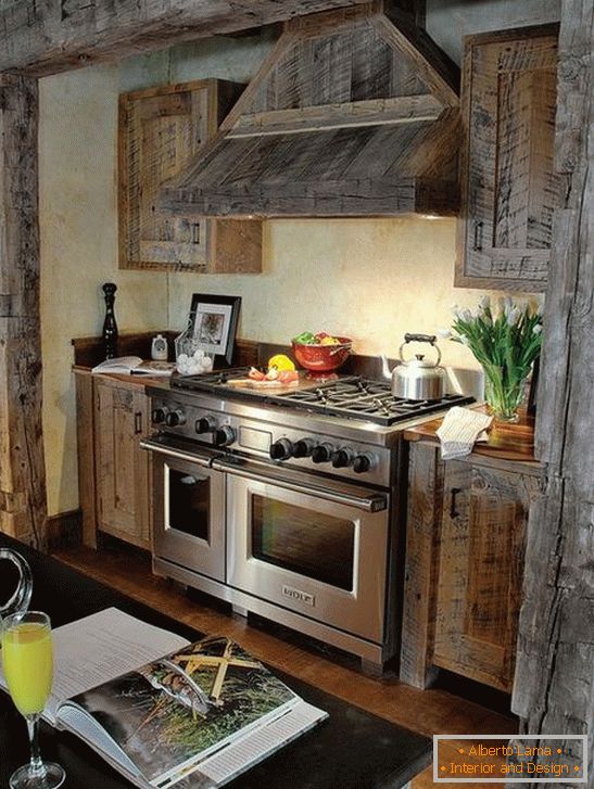 Kuhinja od drveta u sivim tonovima