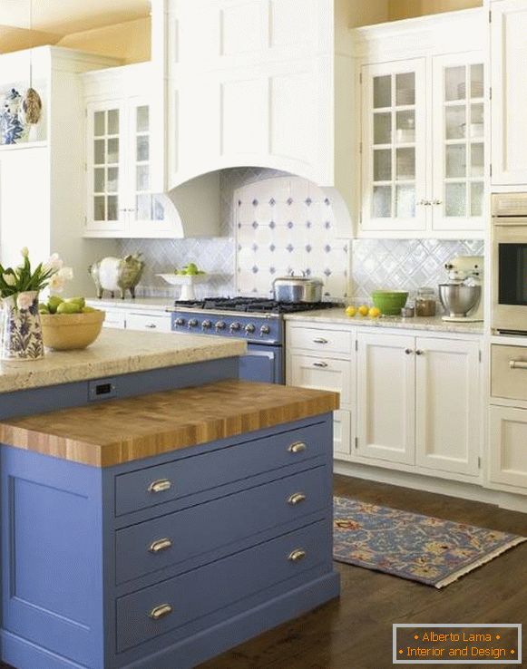Bijela i plava kuhinja u stilu Provanse