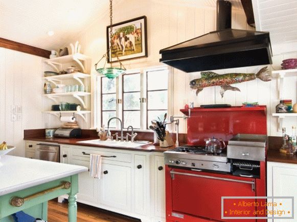 Crveni štednjak u kuhinji u stilu Provanse