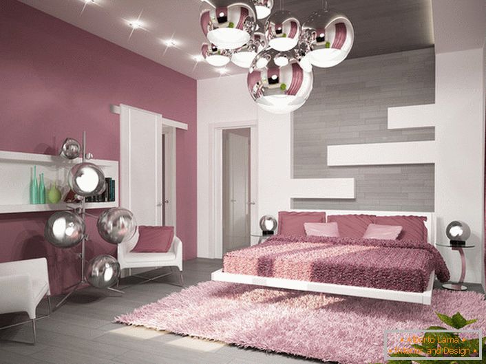 Primer dobro odabrane rasvjete za spavaću sobu u stilu visokotehnoloških. Plafonski luster, noćni lampe i podna lampa su napravljeni u istom stilu.