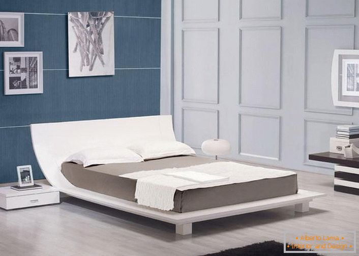 Klasične boje u dizajnu spavaće sobe u stilu visoke tehnologije. Dodajte slike u unutrašnjost sobe sa vašim okruženjem.