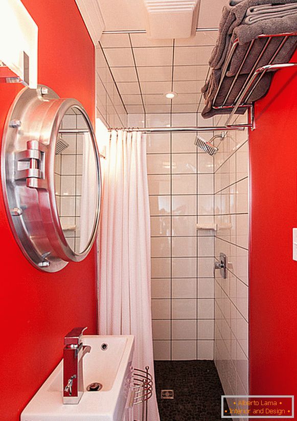 Svetao crveni završetak male kupaonice