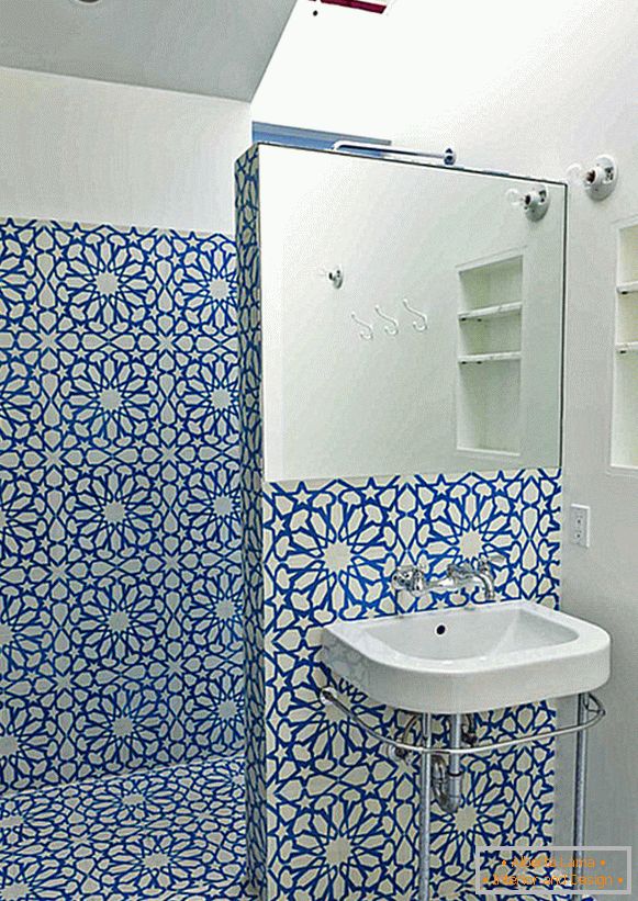 Plavi cvjetni uzorak na zidu u kupatilu