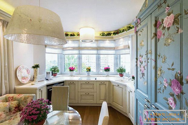 dizajn kuhinje u stilu Provansa sa cvjetnim motivima