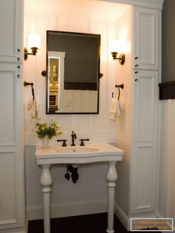 Operite stol sa ogledalom i držačima ručnika u kupatilu