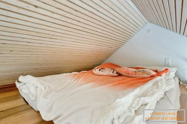 Spavaća soba ispod plafona u maloj privatnoj kući
