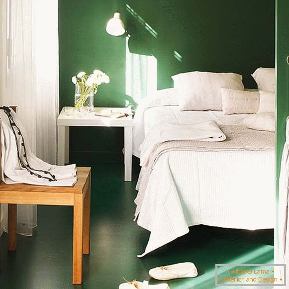 Mala spavaća soba u bijeloj i zelenoj boji