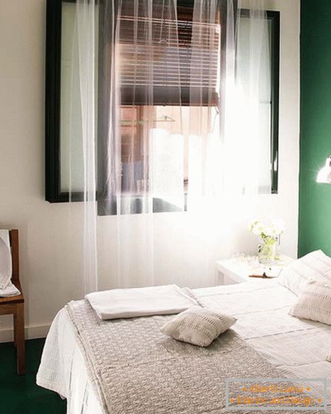 Enterijer spavaće sobe u bijelo-zelenoj boji