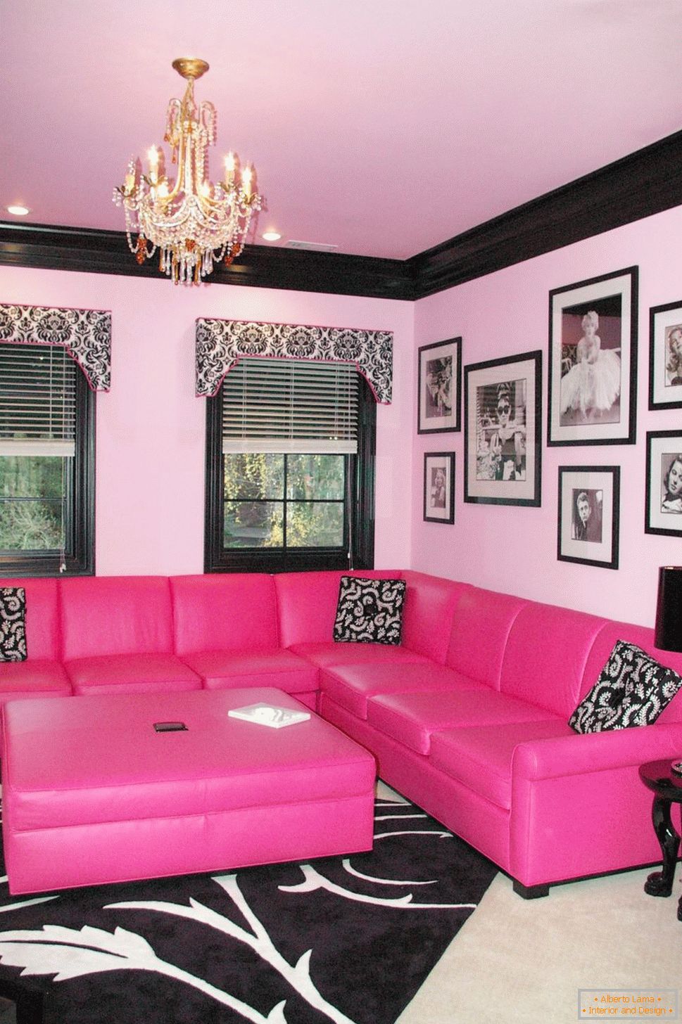 Pink sofa sa jastucima u orijentalnom stilu