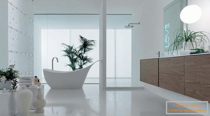 Veliko kupatilo u visokotehnološkom stilu napravljeno je u svetlim bojama. Osvežite unutrašnjost sobe svežim cvećem.