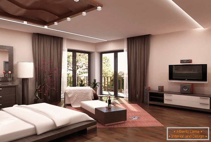 Prostrana spavaća soba u visokotehnološkom stilu u bež boje u kući mlade porodice u Rimu.