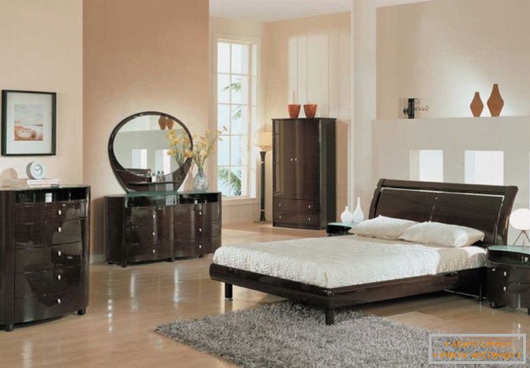 klasična i jednostavna spavaća soba-trendovi-sa-sjajnim-namještaj-sa-tušem-i-komoda-takođe-krevet-kauč-i-šag-tepih-i-laminat-pod-i-stolna lampa