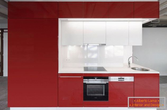 Dizajn mini kuhinje u crvenom