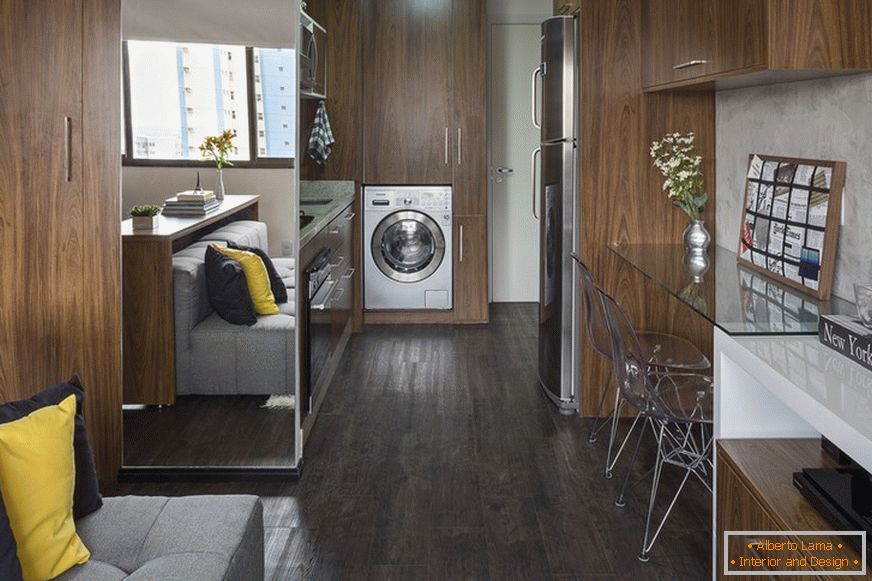 Kompaktna kuhinja i ugrađena mašina za pranje rublja u malom stanu u Brazilu