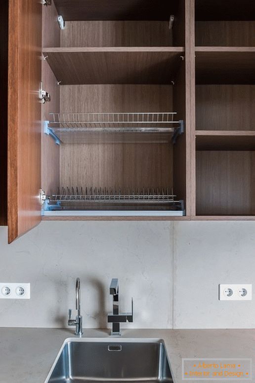 Kabinet za posuđe u kuhinji sa efektom optičke iluzije