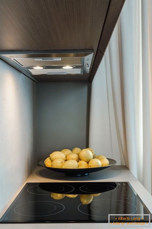 Limone blizu štednjaka u kuhinji sa efektom optičke iluzije
