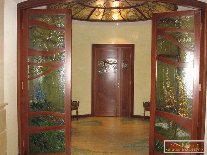 Plašč od vitraže je u skladu sa dizajnom vrata sa staklenim umetcima. 