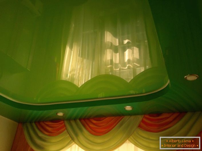 Originalni stropni tavan za dnevnu sobu. Na jednom nivou, svetlo zeleni plafon bi izgledao dosadan i nije završen.