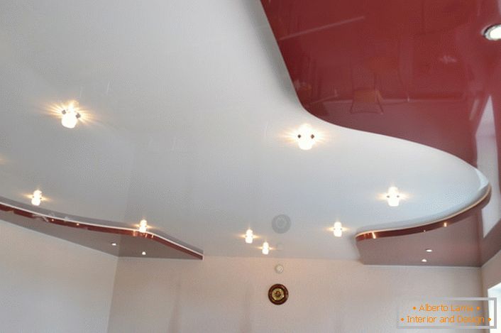 upotreba nadzemnih i ugradnih svetiljki omogućava vam da harmonično prebacite originalnost plafona.