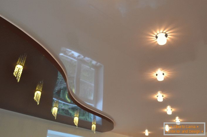 Originalne osmišljene staze za osvetljenje za dvoslojni plafon. Pod mračnim višnjama, instalacija brojačica šarže predlaže.