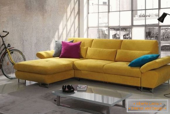 Divne sofe svetle boje u unutrašnjosti fotografije