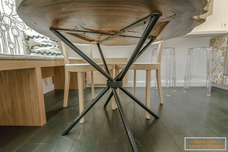 Gvozdena podloga neobičnog stola