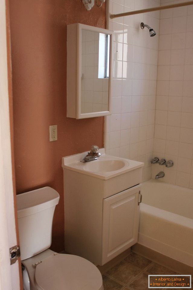 Unutrašnjost male kupaonice prije popravke