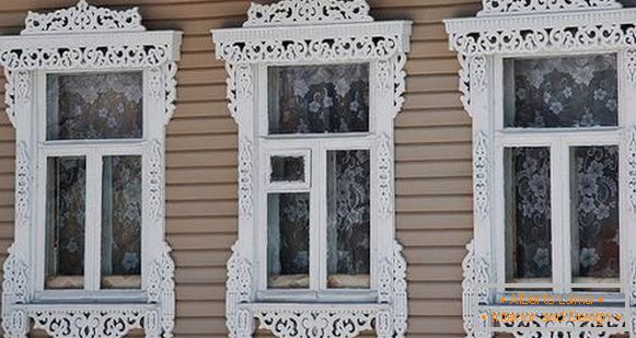 Klisteri na prozorima u drvenoj kući fotografija, foto 13
