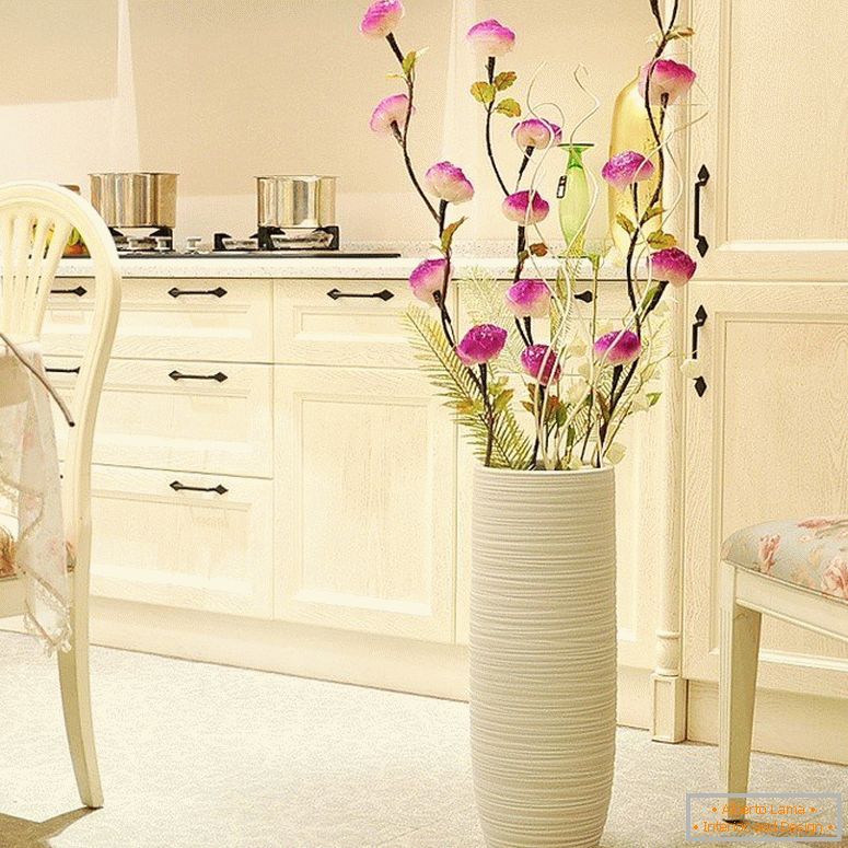 Vaza sa cvijećem u kuhinji