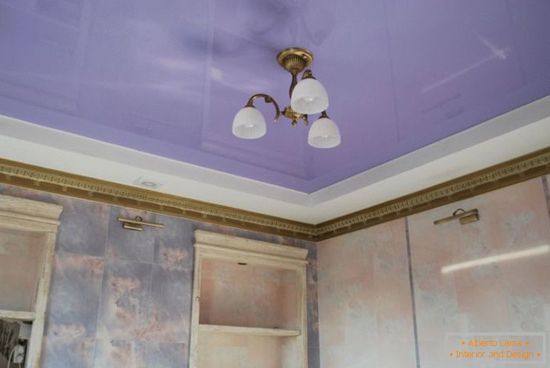 vijoličaste tavanice u kupatilu
