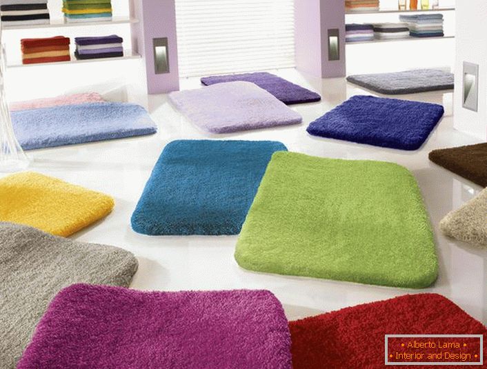 Univerzalni dizajn tepiha za kupatilo sa visokim gomilom omogućava ga u bilo kom kupatilu. Najvažnije je da pravilno odredite boju.