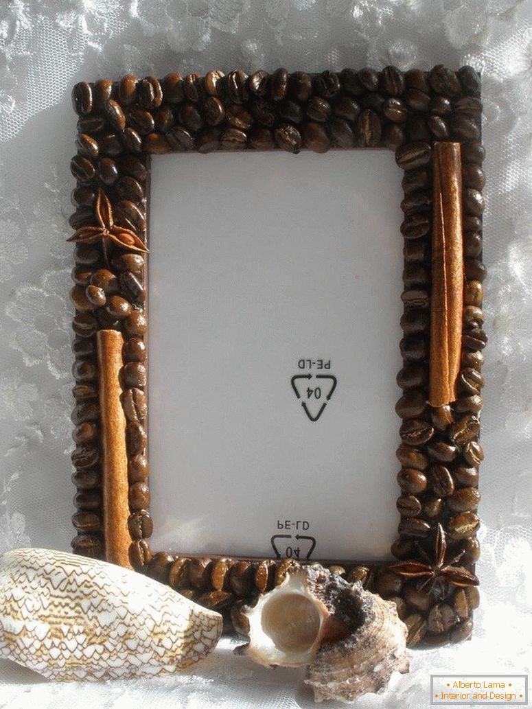 Okvir ukrašen sa zrna kafe i štapi od cimeta