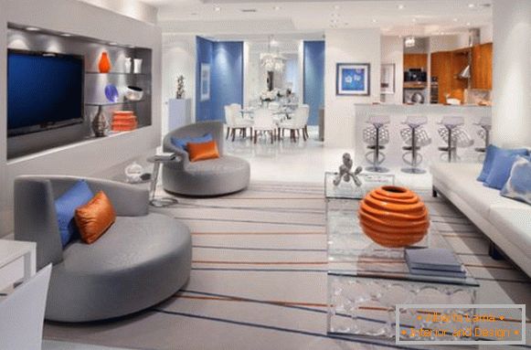 Kombinacija narandže i plave boje u sivoj dnevnoj sobi